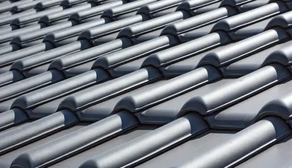 Ile kosztuje dobra dachówka? Zaskakujące ceny i rodzaje dachówek ceramicznych