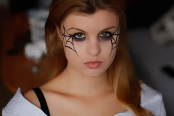Prosty makijaż na Halloween - instrukcje, które zachwycą każdego!