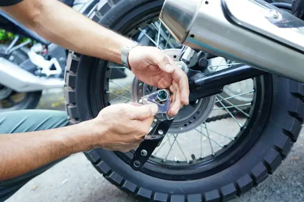 Co ile wymieniać opony w motocyklu, aby uniknąć niebezpieczeństwa?