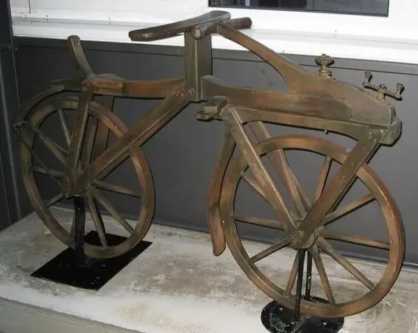 Niesamowita historia roweru: Skąd się wziął pierwszy wynalazek na dwóch kołach
