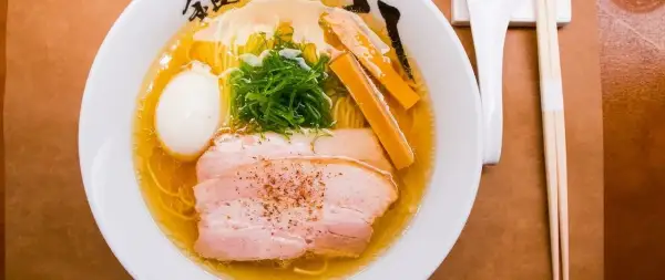 Ile kalorii ma ramen? Zaskakujące wartości kaloryczne i porady dietetyczne