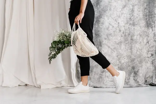 Jakie buty do czarnych spodni damskich – 5 stylowych propozycji na każdą okazję