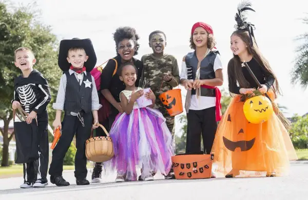 Jak można ubrać dziecko na halloween: pomysły i bezpieczne kostiumy