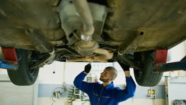 Ile kosztuje wymiana oleju u mechanika? Sprawdź, co wpływa na ceny