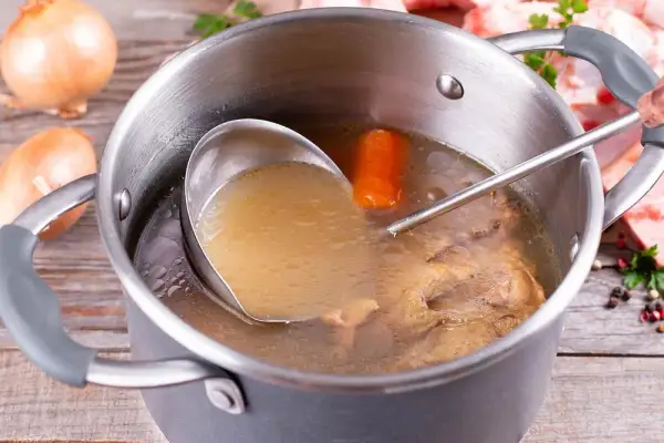 Jak ugotować idealny wywar mięsny na zupę – prosty przepis i porady dla intensywnego smaku