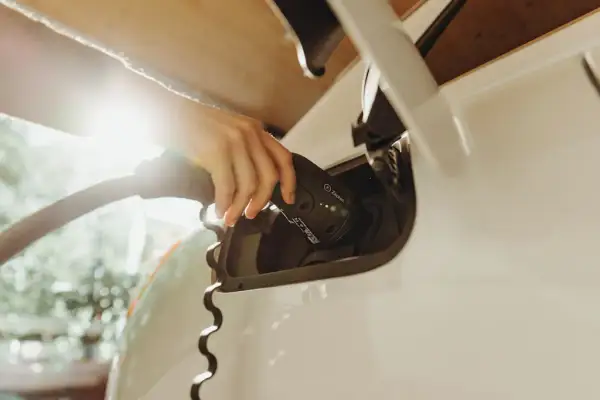 Stacje ładowania pojazdów elektrycznych: Projektowanie i wdrażanie w firmach