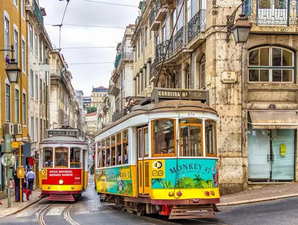 Ile trwa lot z Warszawy do Portugalii? Zaskakujące fakty o czasie podróży