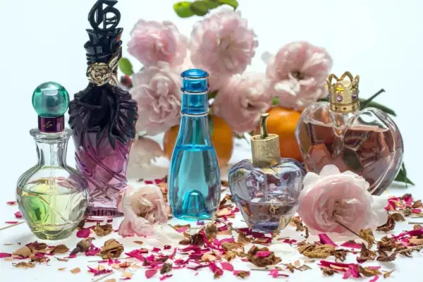 Jak wybrać perfumy damskie? 8 kluczowych porad dla kobiet