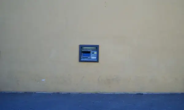 Jak wziąć debet w bankomacie - uniknij nieprzyjemnych opłat