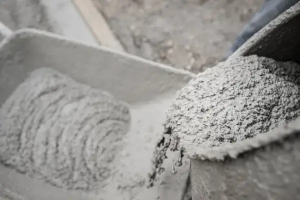 Cement czy gotowa zaprawa – co wybrać dla najlepszej jakości budowy?