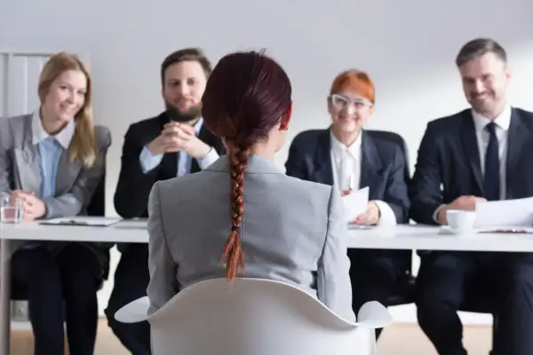 Jak zachowywać się na rozmowie o pracę, aby uniknąć błędów?
