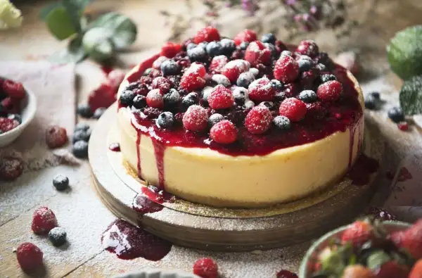 Ile piec sernik z 2 kg sera, aby był idealnie puszysty i smaczny?