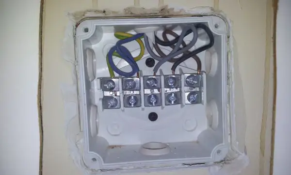 Jak podłączyć kuchenkę elektryczną z piekarnikiem bezpiecznie i skutecznie