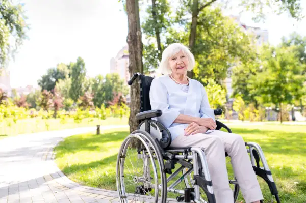 Dieta, ruch i rozmowa – trzy filary zdrowia w codziennej pracy opiekunki seniorów