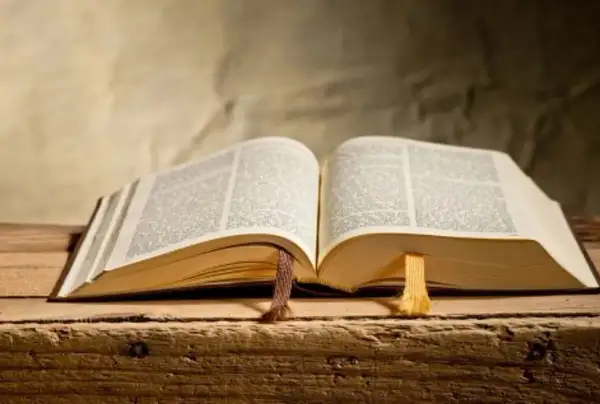Czy Biblia to literatura? Odkryj jej literackie tajemnice i wpływ