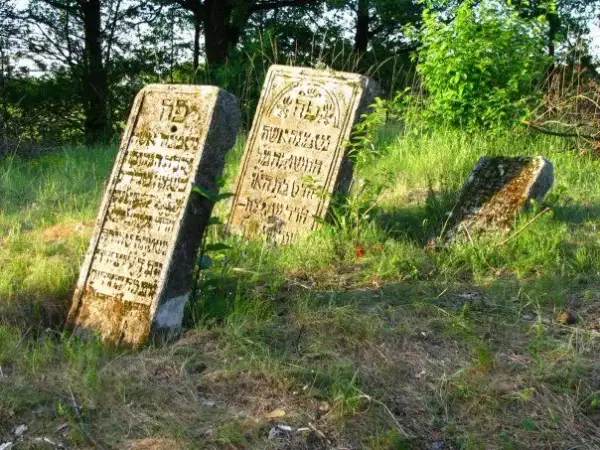 Co oznaczają kamienie na pomniku? Poznaj ich głęboką symbolikę