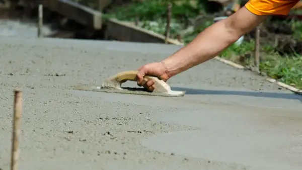 Ile wiąże beton B25? Kluczowe czynniki wpływające na czas schnięcia