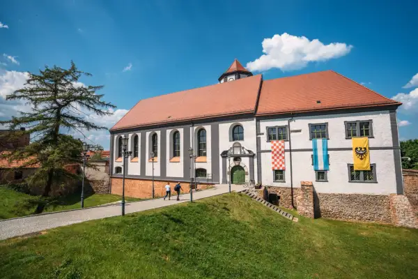 Zamek w Kożuchowie: Fascynująca historia i tajemnice warowni