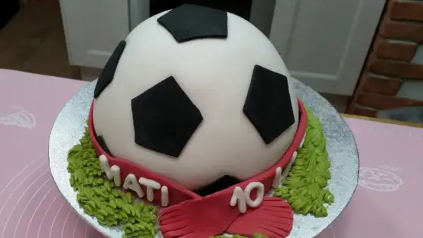 Jak zrobić tort piłkarski, który zachwyci każdego fana futbolu