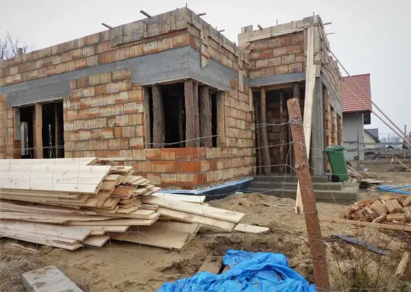 Ile kosztuje budowa domu 140 m2? Poznaj aktualne ceny w Polsce