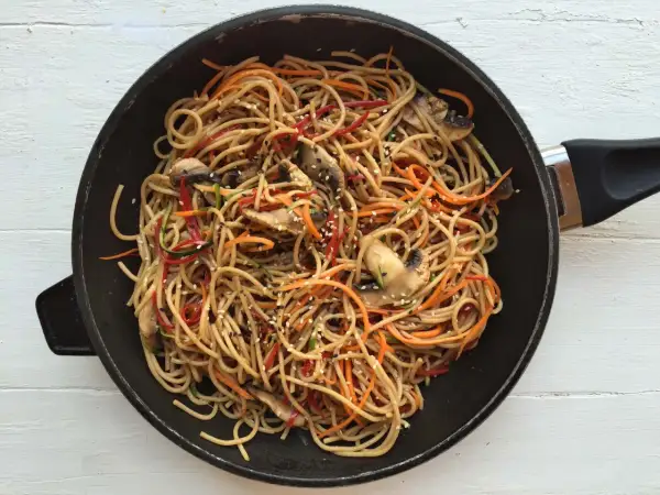 Zamienniki makaronu chow mein, które uratują Twoje dania