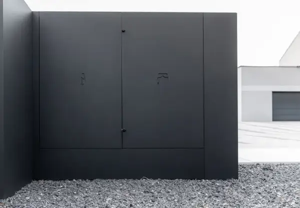 Jak ukryć skrzynkę elektryczną w ogrodzeniu i poprawić estetykę ogrodu