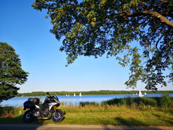 Najlepsze trasy motocyklowe na Mazurach: planuj bezpieczną i niezapomnianą przygodę