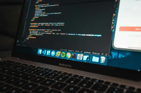 Jak wybrać kierunek w IT: frontend, backend, QA, DevOps, data — komu co pasuje