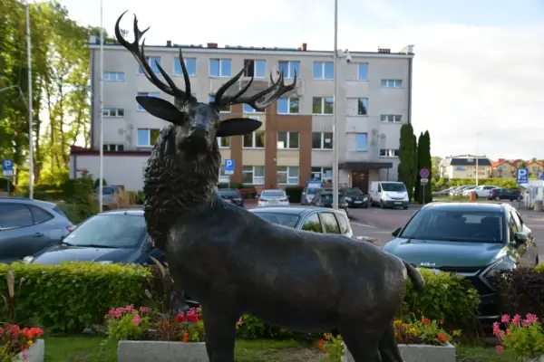 Rzeźba jelenia w Mielnie – odkryj jej wyjątkowe znaczenie i historię