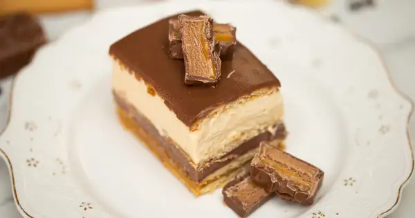 Pyszne ciasto Mars na biszkopcie - prosty przepis na smakołyk