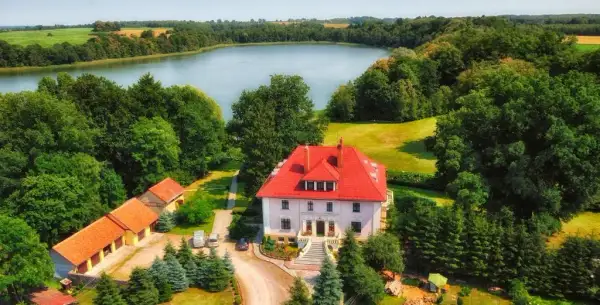 Pałac Pozorty - zabytkowy relaks w sercu Warmii nad jeziorem Pozoryty