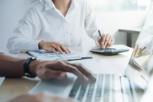 Jak uniknąć narastania zobowiązań – identyfikacja i przerywanie negatywnych schematów finansowych