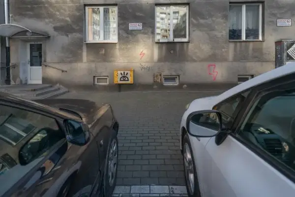 Czy można parkować tyłem do budynku? Sprawdź, co mówią przepisy