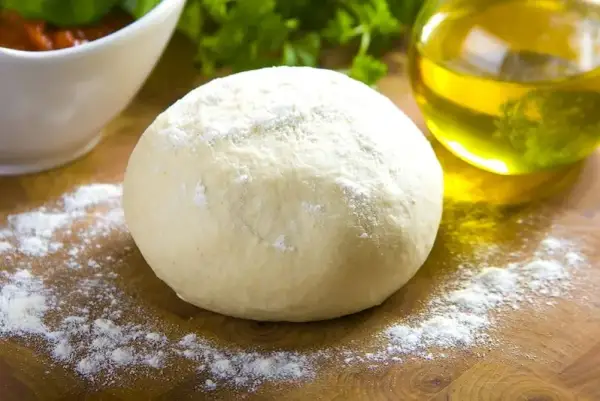 Ile piec pizzę na cieście drożdżowym, aby uniknąć zakalca?