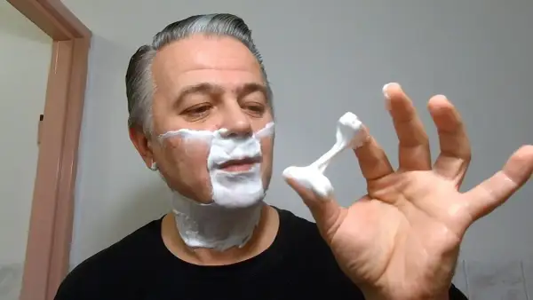 Jak się golić maszynką na żyletki bez podrażnień i z efektem