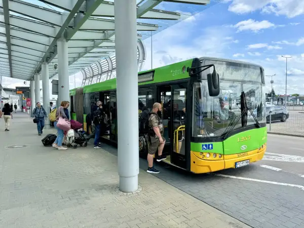 Jak dojechać do lotniska w Poznaniu? Najlepsze opcje transportu i ceny