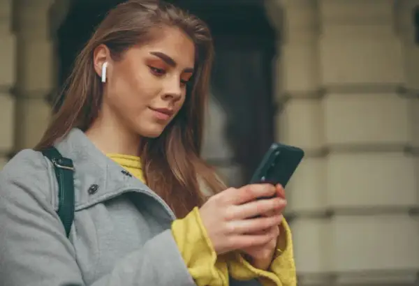 Ile trzyma bateria w AirPods? Sprawdź, jak maksymalnie wykorzystać czas pracy