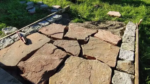 Jak układać chodnik z kamienia łupanego bez zbędnych błędów