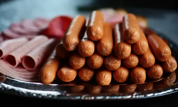Jakie przyprawy do kiełbasy domowej? Odkryj sekrety smaku!