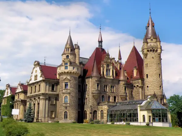 Zamek w Mosznej opis: Tajemnice architektury i fascynująca historia