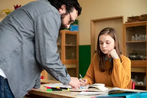 Czy nauczyciel może udzielać korepetycji swojemu uczniowi? Etyka i prawo