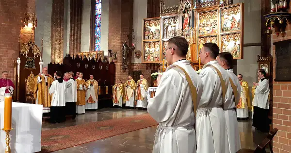Czy diakon to ksiądz? Poznaj kluczowe różnice i obowiązki