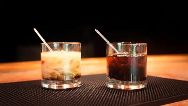 Najlepsze drinki z likierem kawowym i mlekiem, które zaskoczą gości
