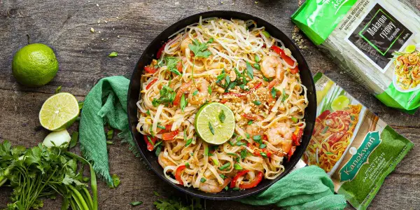 Prosty przepis na pasta pad thai, który zaskoczy Twoje kubki smakowe