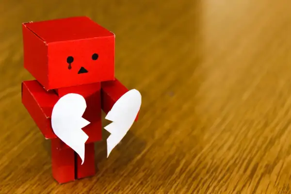 Jak odzyskać kobietę po rozstaniu i uniknąć emocjonalnego bólu