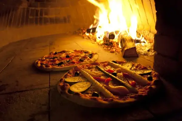 Jak odgrzać pizzę na patelni, aby zachować chrupkość i smak