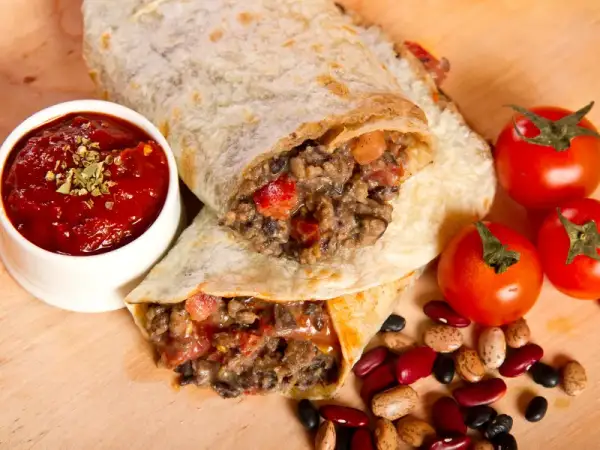 Ile kalorii ma duży kebab w tortilli? Sprawdź, jak wpływa na dietę!