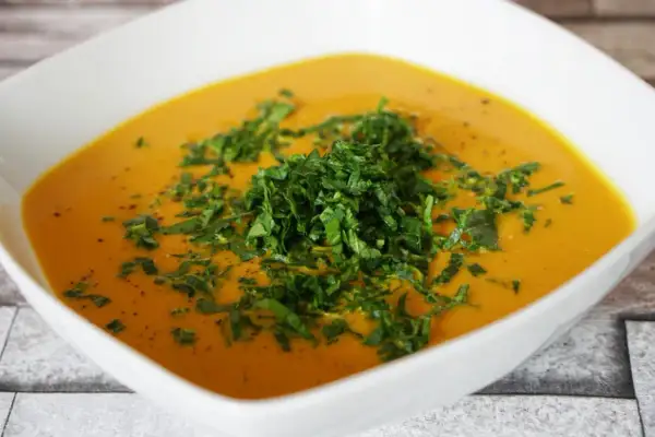 Czym przyprawić zupę dyniową, aby zaskoczyć smakiem i aromatem?