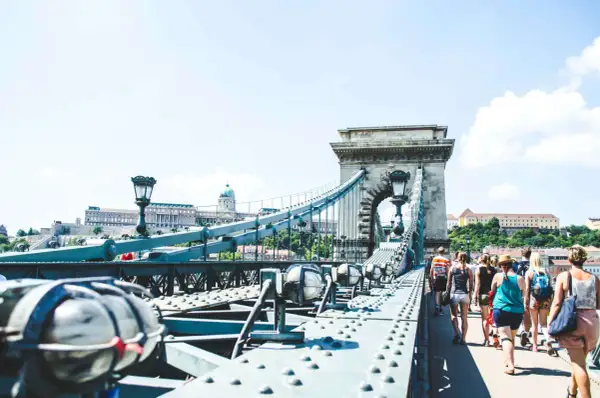 Gdzie zjeść w Budapeszcie? Odkryj najlepsze miejsca na smaczne jedzenie