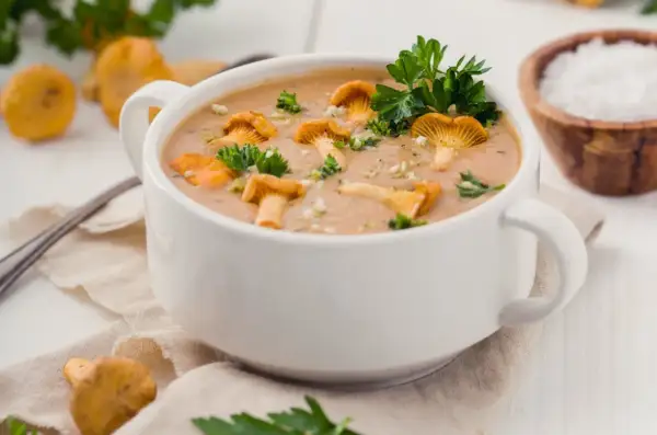 Zupa z kurek jak u babci – przepis na smak dzieciństwa pełen aromatu